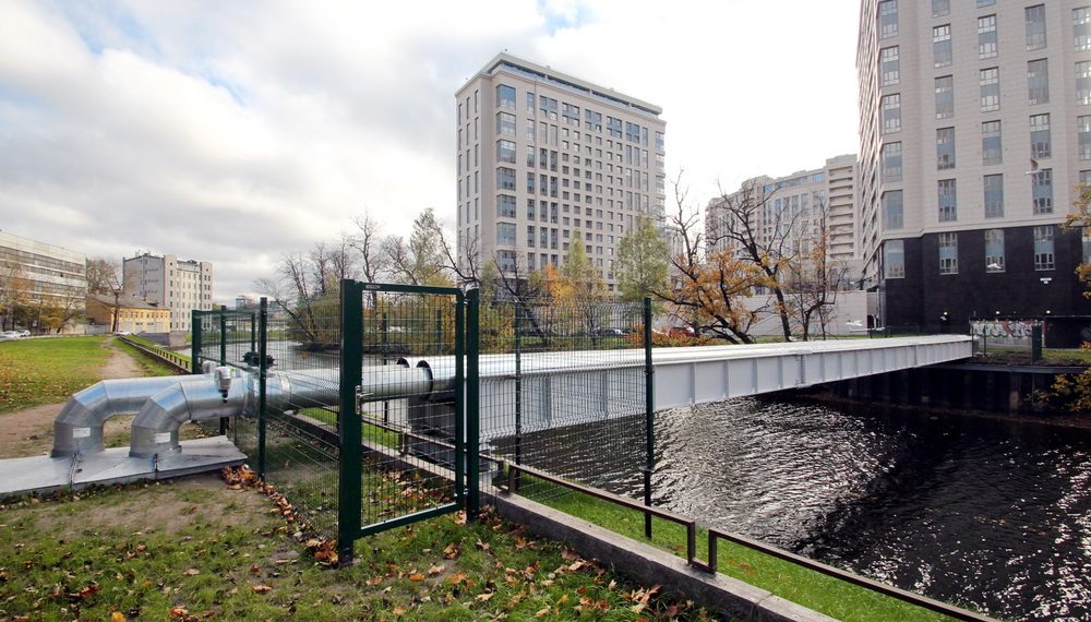 Запрещается ходить по трубопроводам