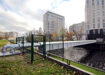 Запрещается ходить по трубопроводам